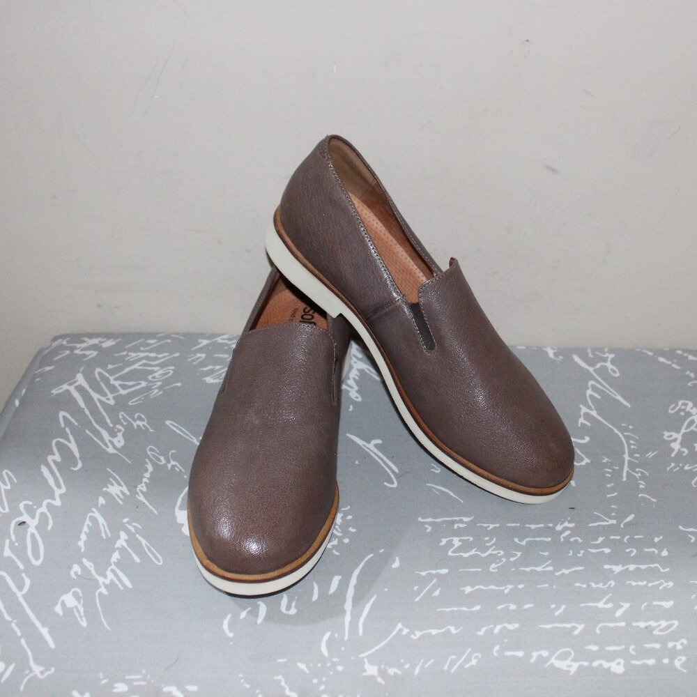 13a   NWOB LADIES SOFTWALK FLATS - 9 1/2 W